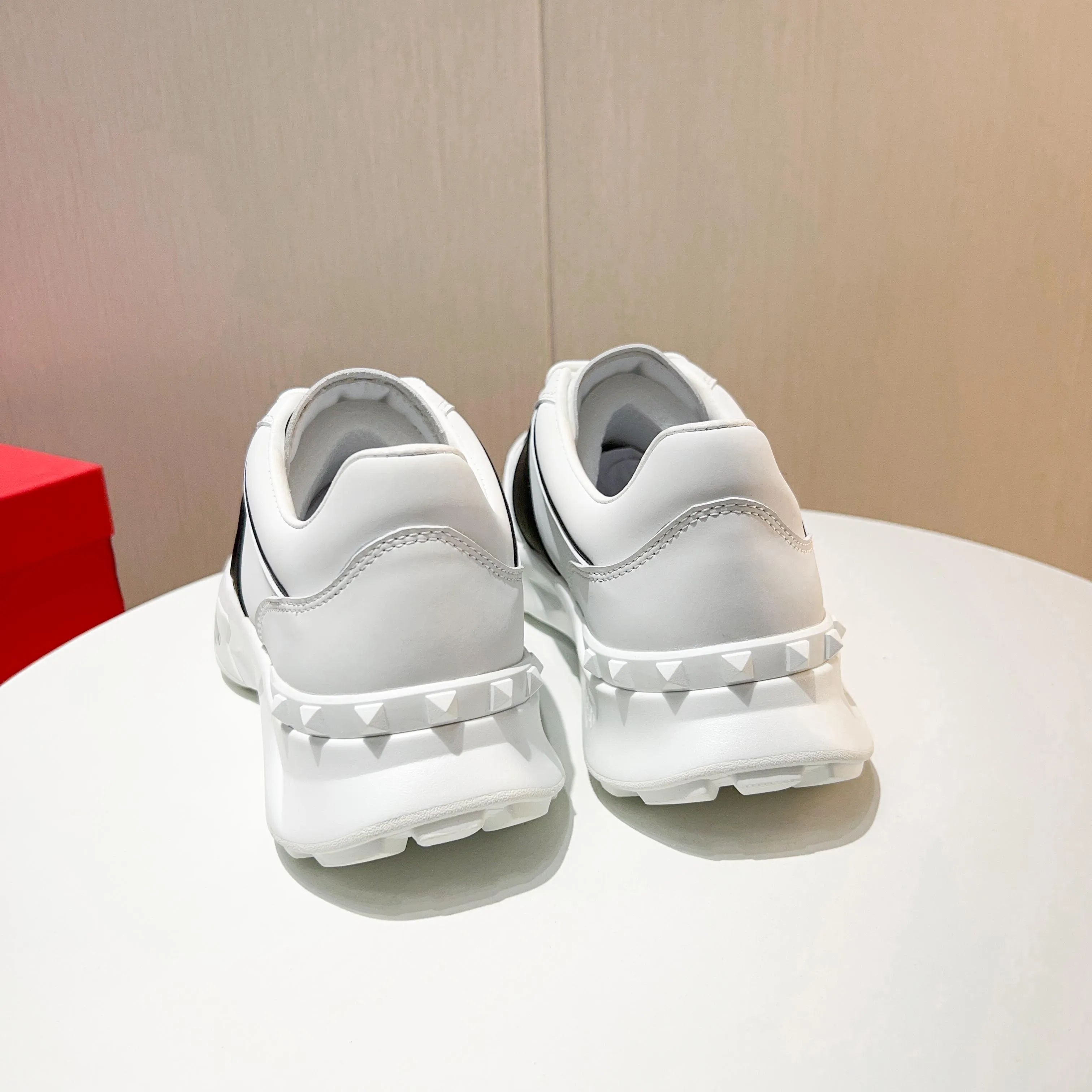 Ex-factory price: 520💰𝙑𝙖𝙡𝙚𝙣𝙩𝙞𝙣𝙤/Valentino𝙑𝙏 The latest official website main model in early autumn Classic continuation💯Making goods all year round🎁Wannian classic series sports and casual shoes💥, a must-have trendy item all year round🏆Many stars and Internet celebrities have performed it🔥 The original version is developed one to one, perfect last shape, VT iconic logo, logo printing on tongue and upper, original full set of packaging, full oil edge on the upper, T men's men's shoes💰u ultra-light combination outsole Comfortable on the feet, not squeezing the feet, fabric/first layer of cowhide. Lining/cow lining💕 Standard size: 38-44 (45 can be ordered)